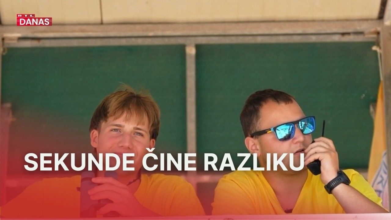 Frame from the RTL report — lifeguards on a tower