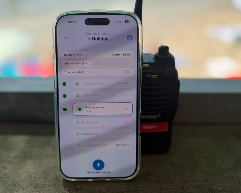 Mobilna aplikacija Spasioci na pametnom telefonu na spasilačkom tornju